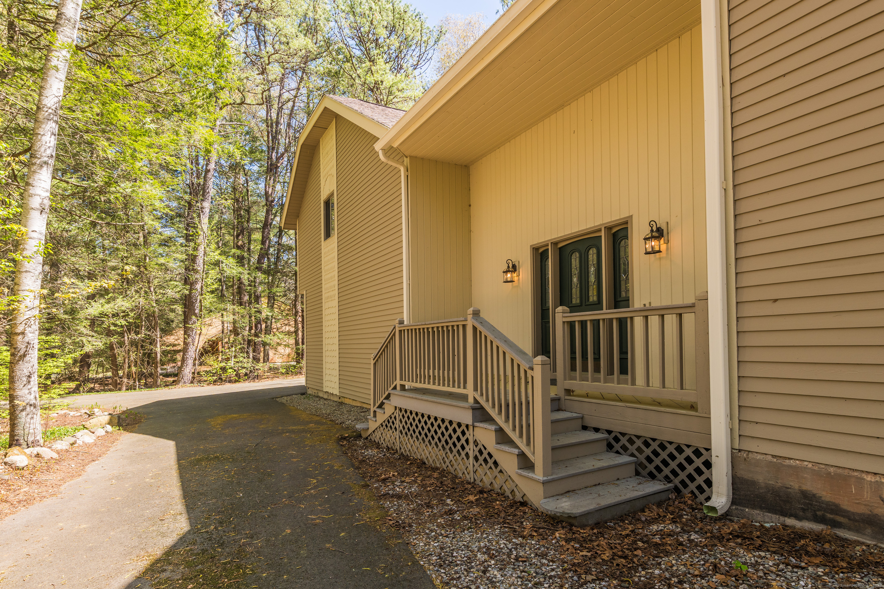 Property Photo: 9 Stonehedge Way CT 06060