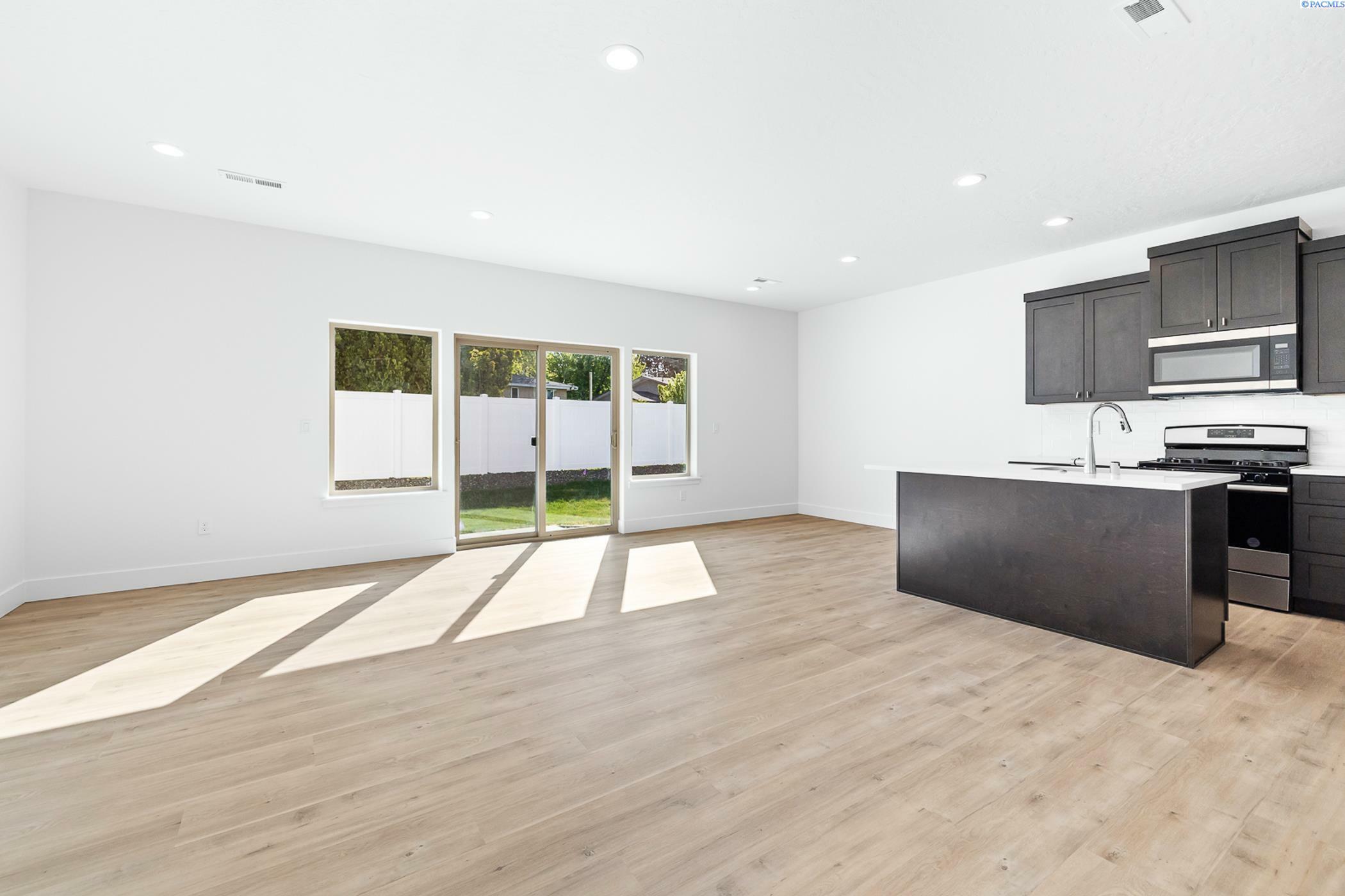 Property Photo: 1140 S Underwood Pl WA 99337