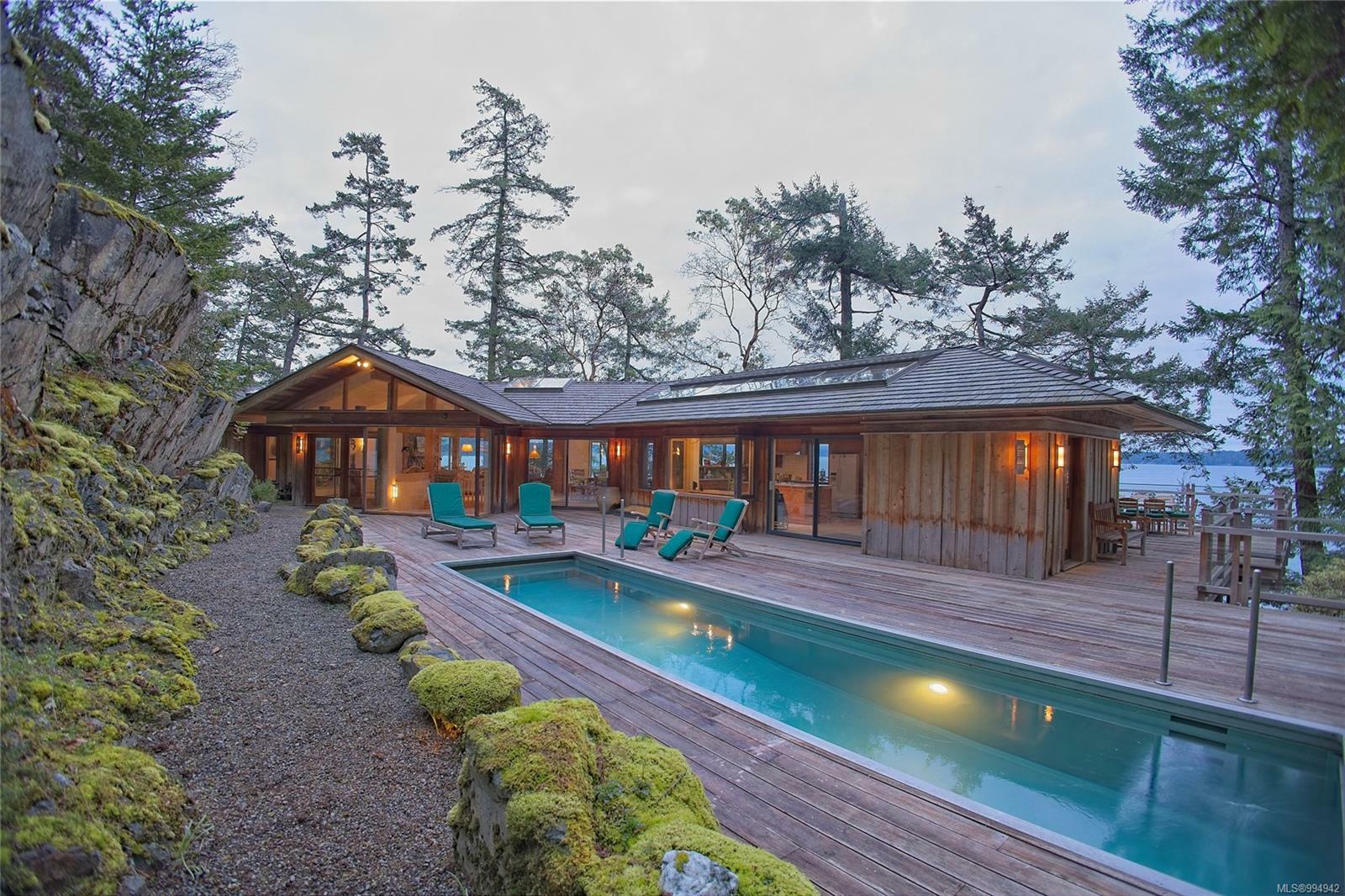 Property Photo: 284 Holmes Rd BC V8K 1T6