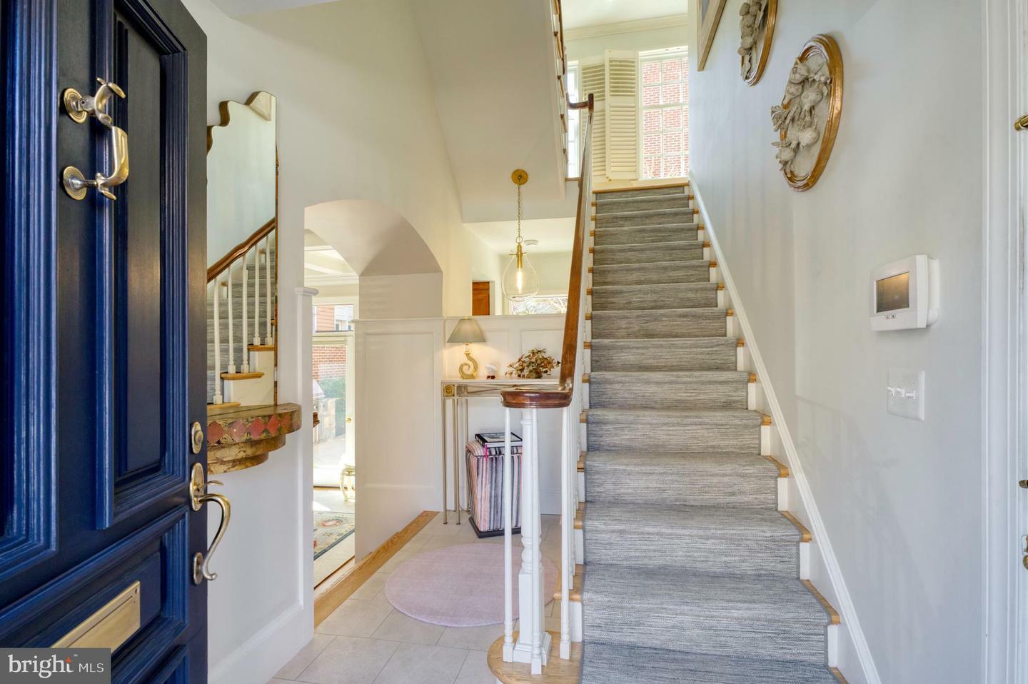 Property Photo: 319 S Union Street VA 22314