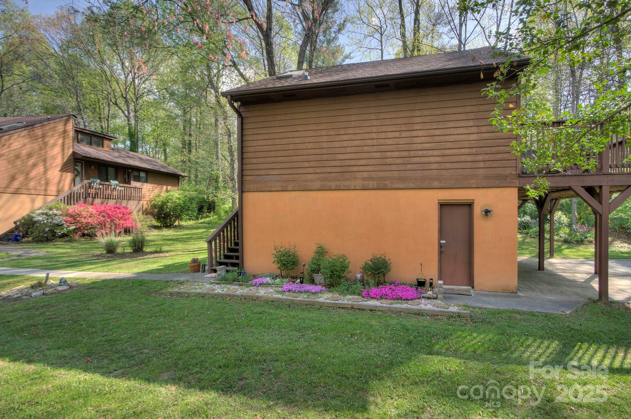 Property Photo: 39 Oak Court NC 28732