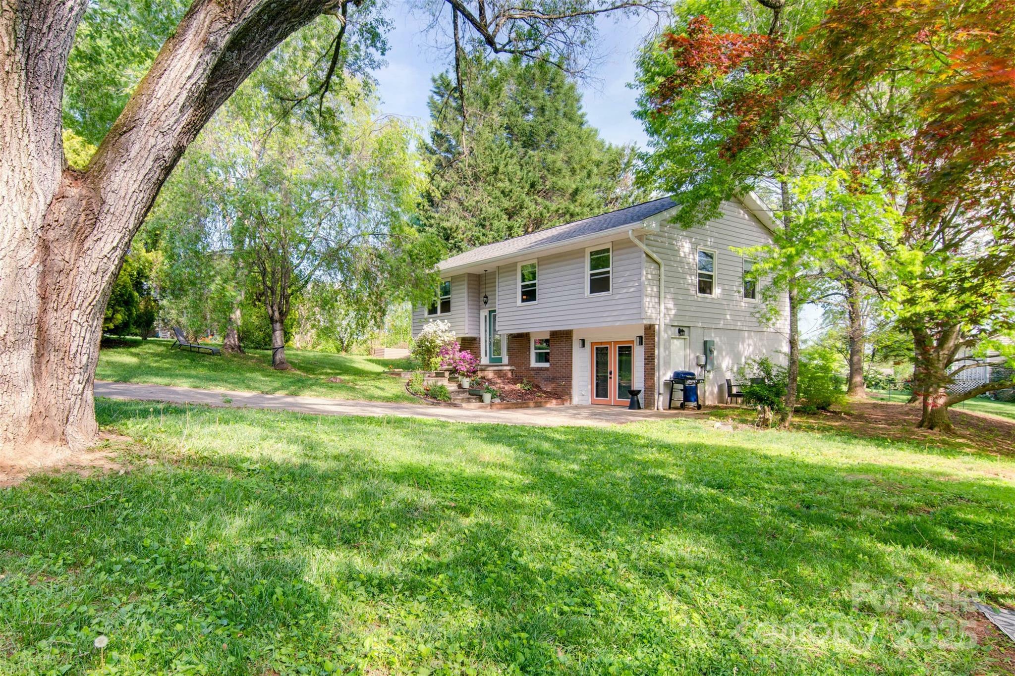 Property Photo: 7 Guinevere Court NC 28806