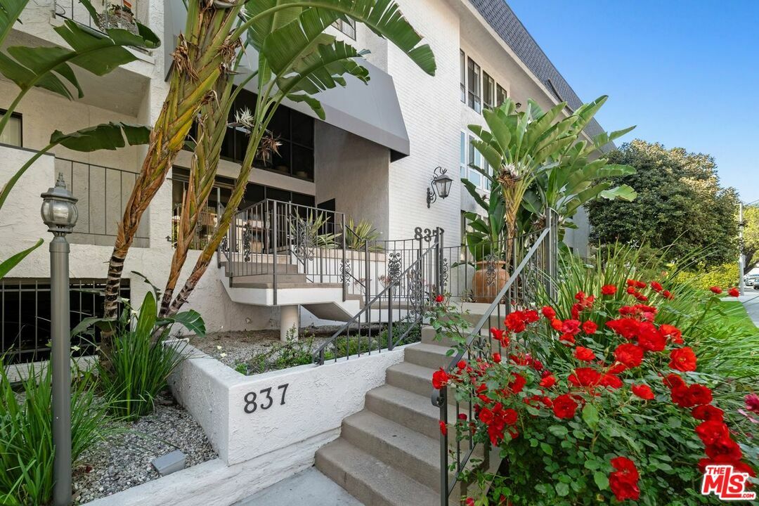 Property Photo: 837 N West Knoll Dr CA 90069