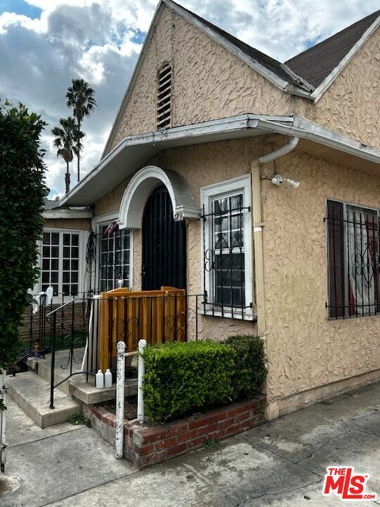 Property Photo: 947 N Ardmore Ave CA 90029