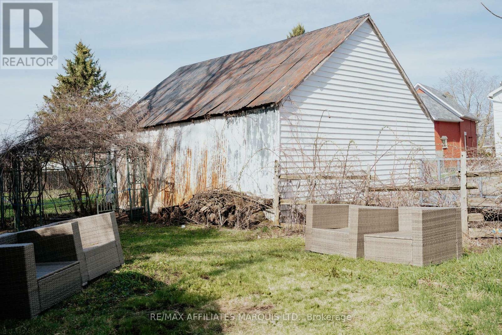 Property Photo: 444 Victoria Street ON K6H 1R8