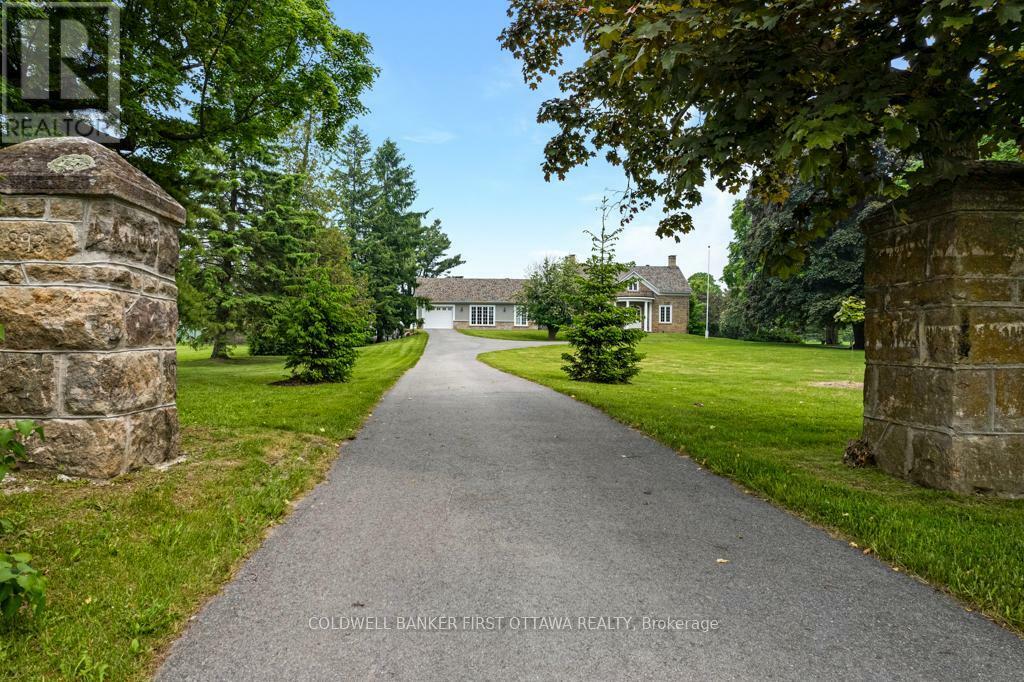Property Photo: 2638 Rideau Ferry Road ON K7H 0G5