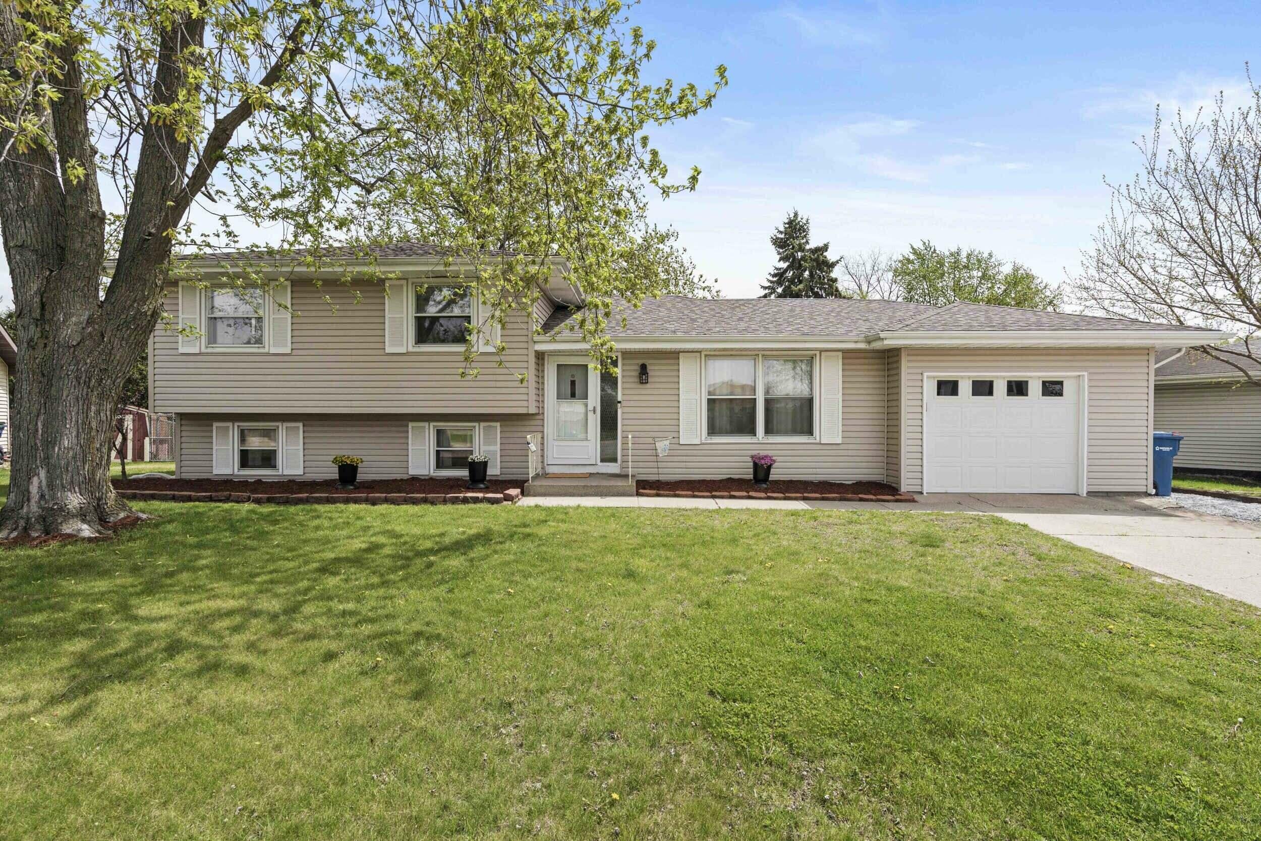 Property Photo: 1009 Kentwood Court IN 46311