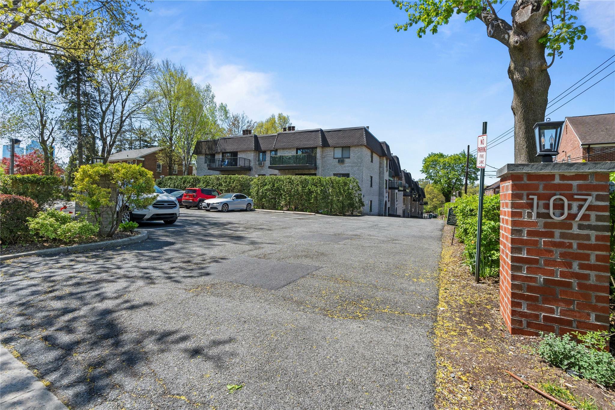 Property Photo: 107 N Broadway Avenue 105 NY 10603