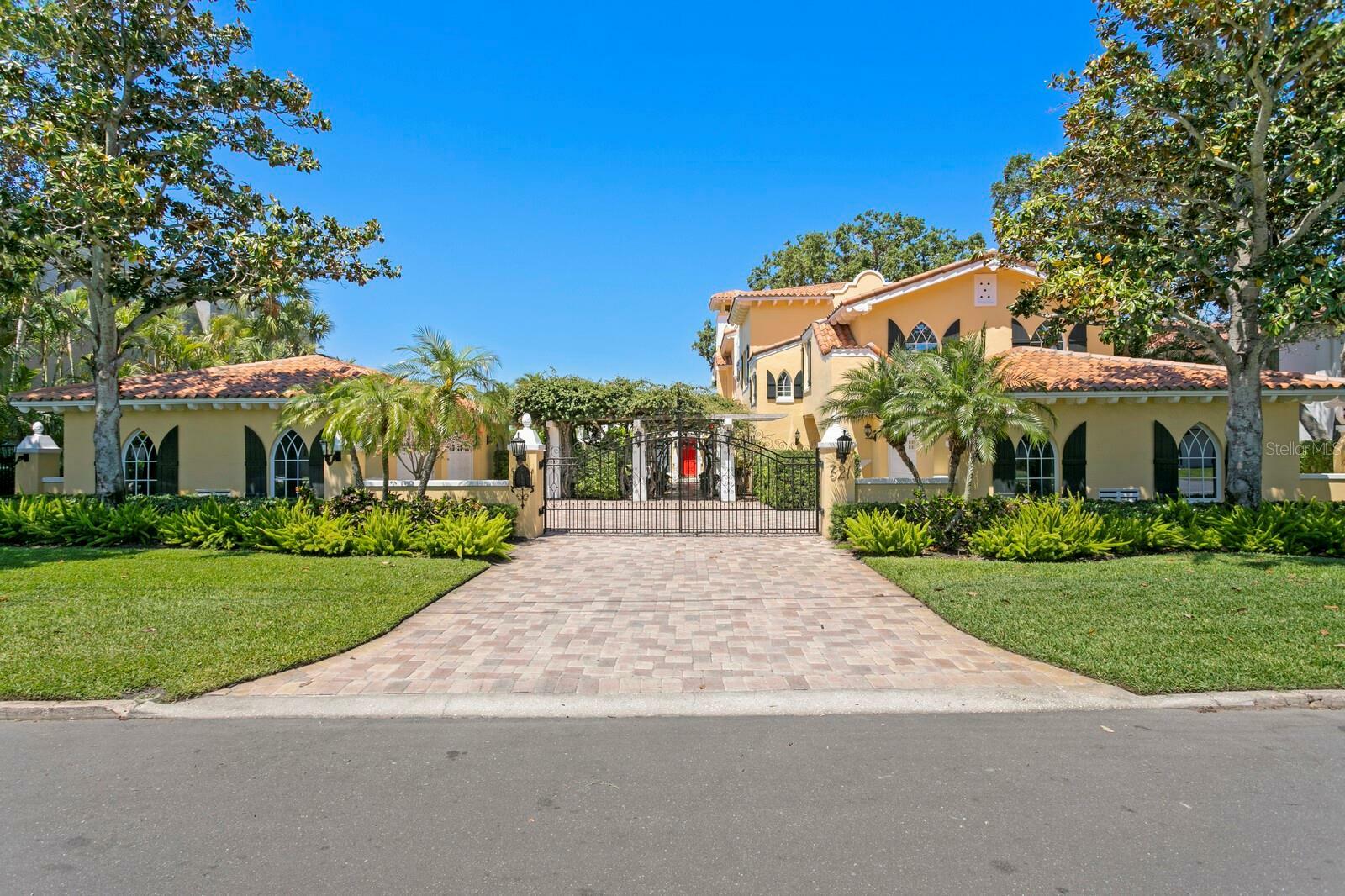 Property Photo: 321 Brightwaters Boulevard NE FL 33704