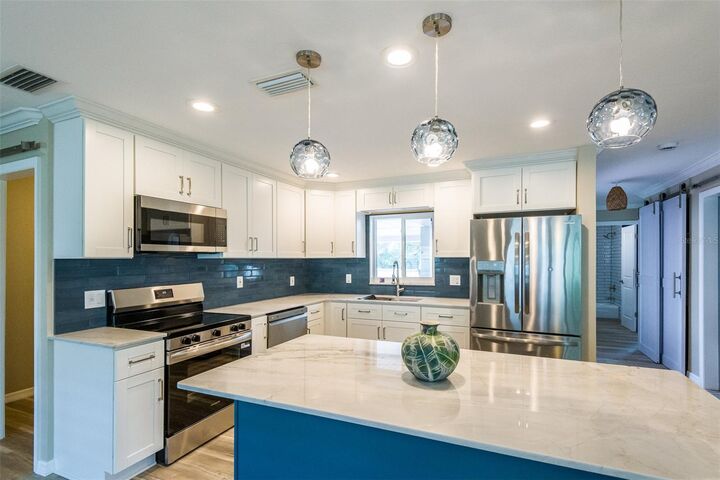 Property Photo:  1900 Benjamin Franklin Drive 3  FL 34236 