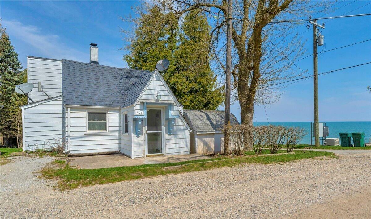 Property Photo: 7226 Lakeview Drive MI 48450