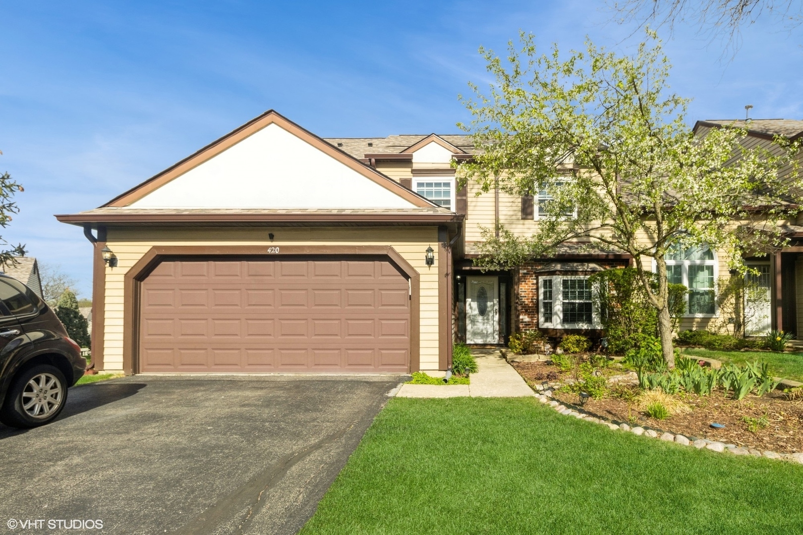 Property Photo: 420 Ascot Lane IL 60107