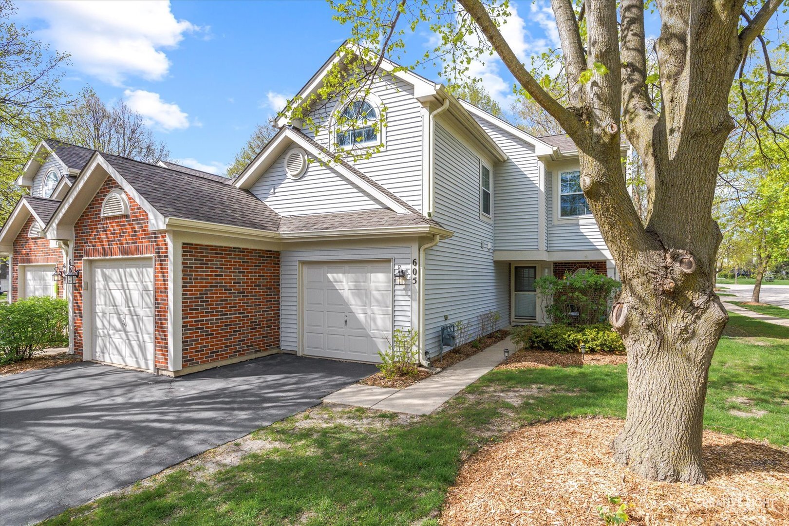 Property Photo:  605 Cobblestone Court 605  IL 60120 