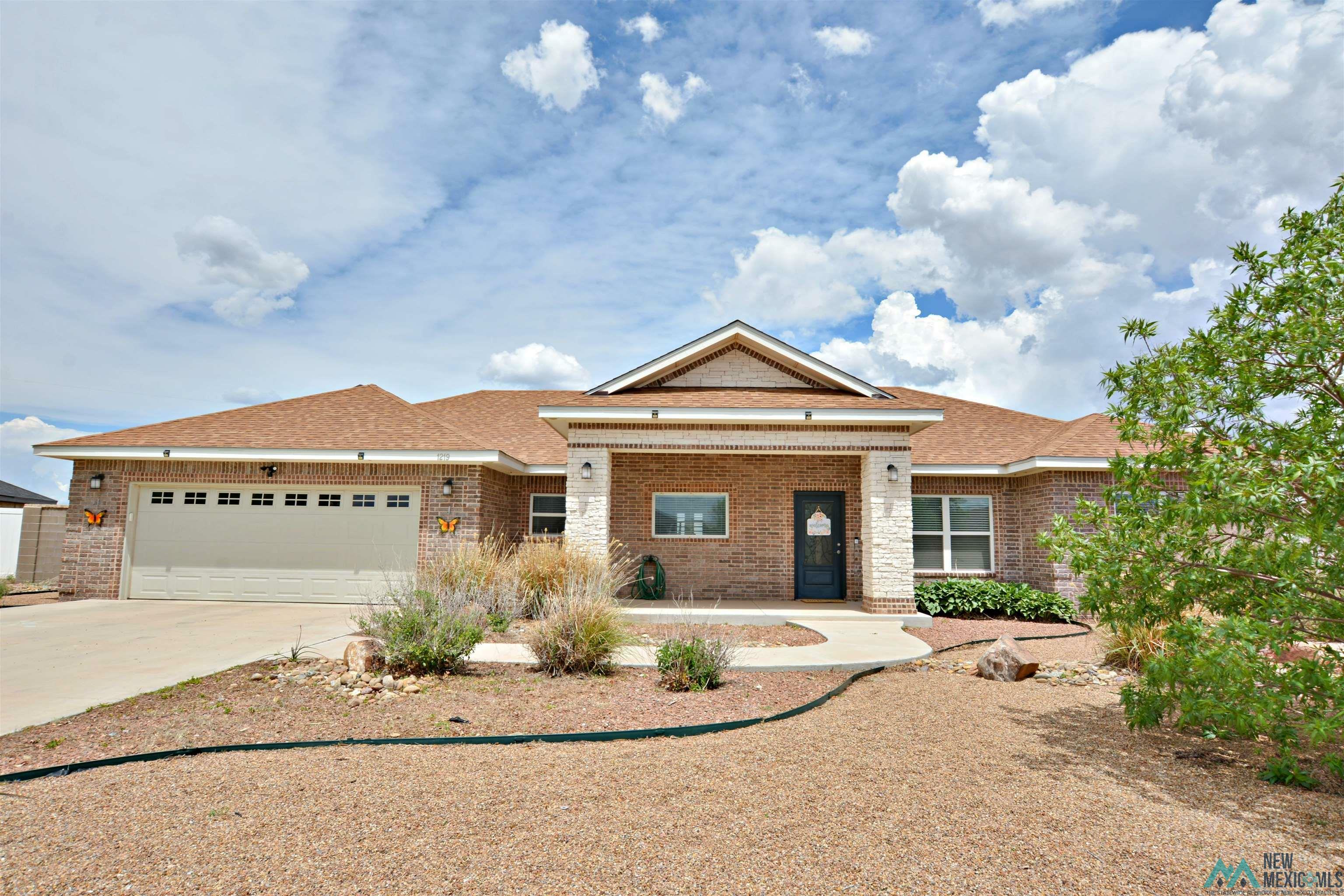 Property Photo:  1219 Oakwood Circle  NM 88130 