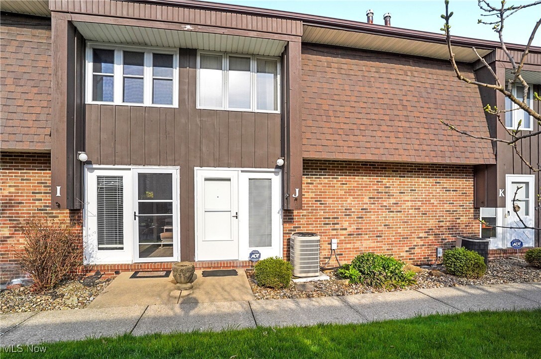 Property Photo: 170 Bryn Mawr Street J OH 44266