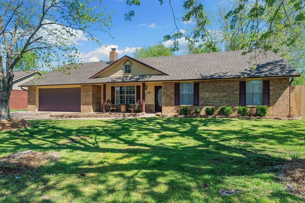 Property Photo:  1205 W Geneva Street  AR 72758 