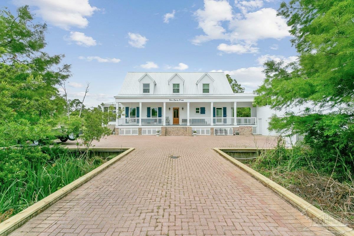 Property Photo: 605 Chesapeake Dr FL 32561