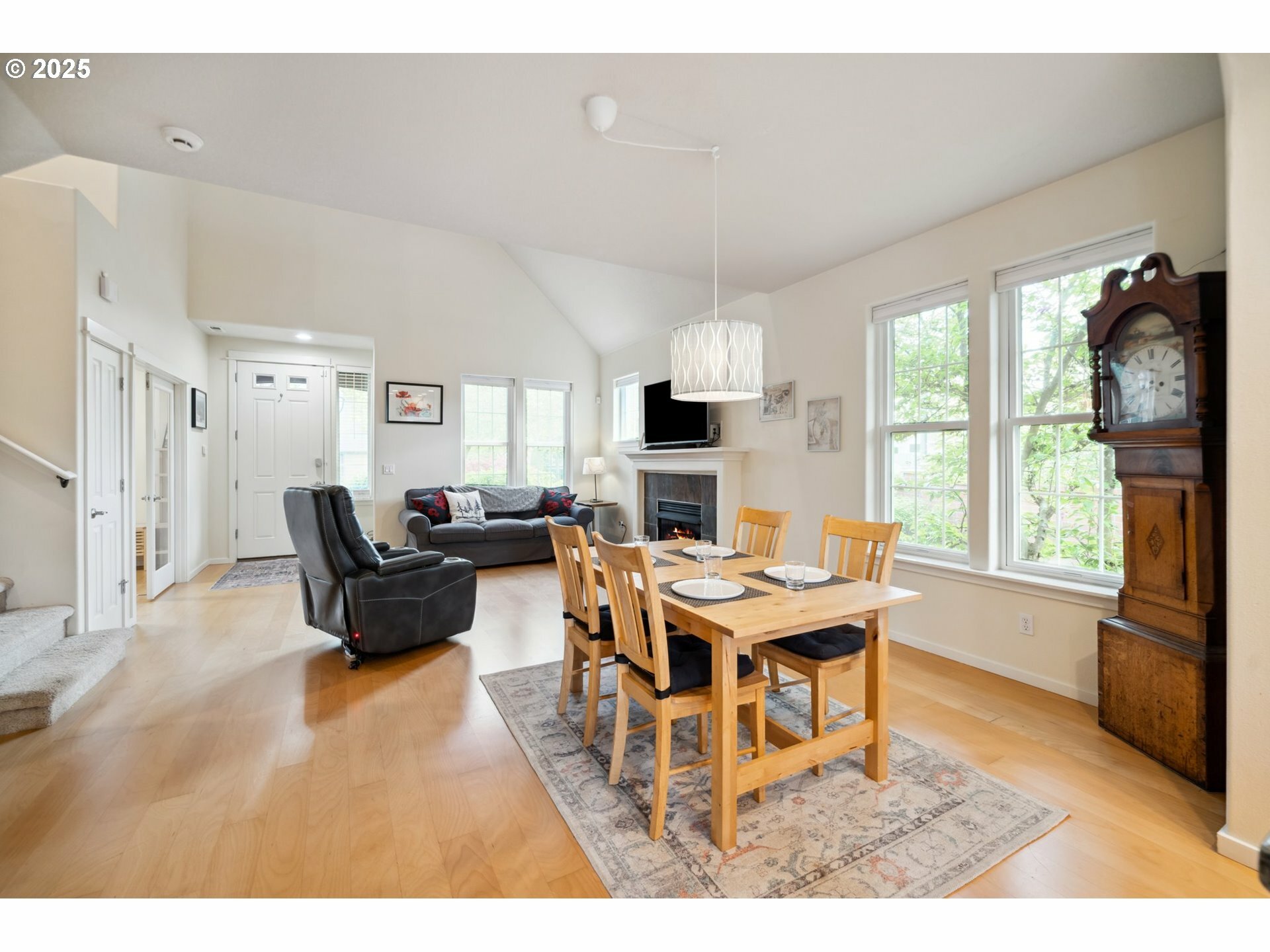 Property Photo:  703 NE 70th Ave  OR 97124 