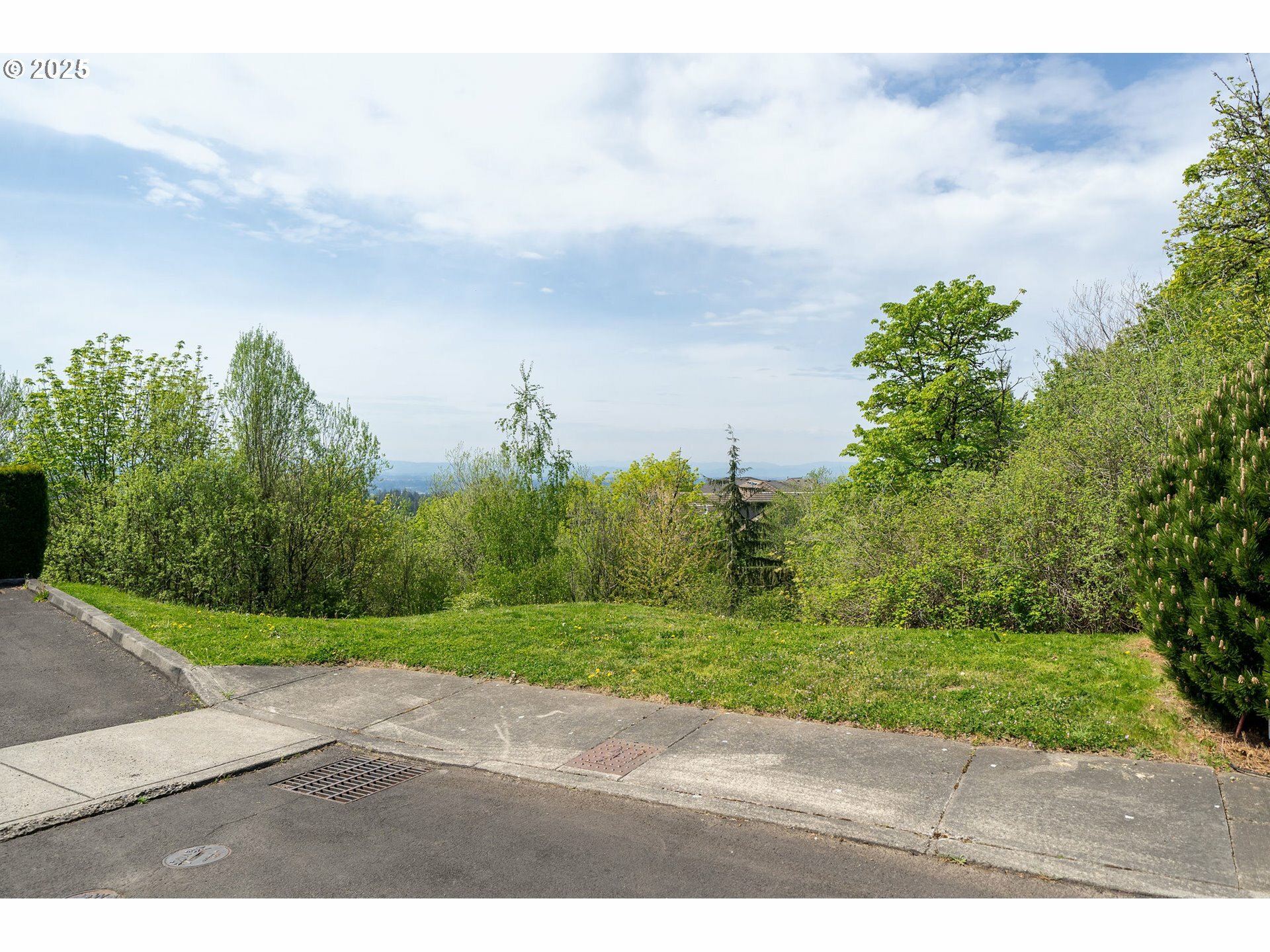 Property Photo: 9948 NW Upton Ct OR 97229
