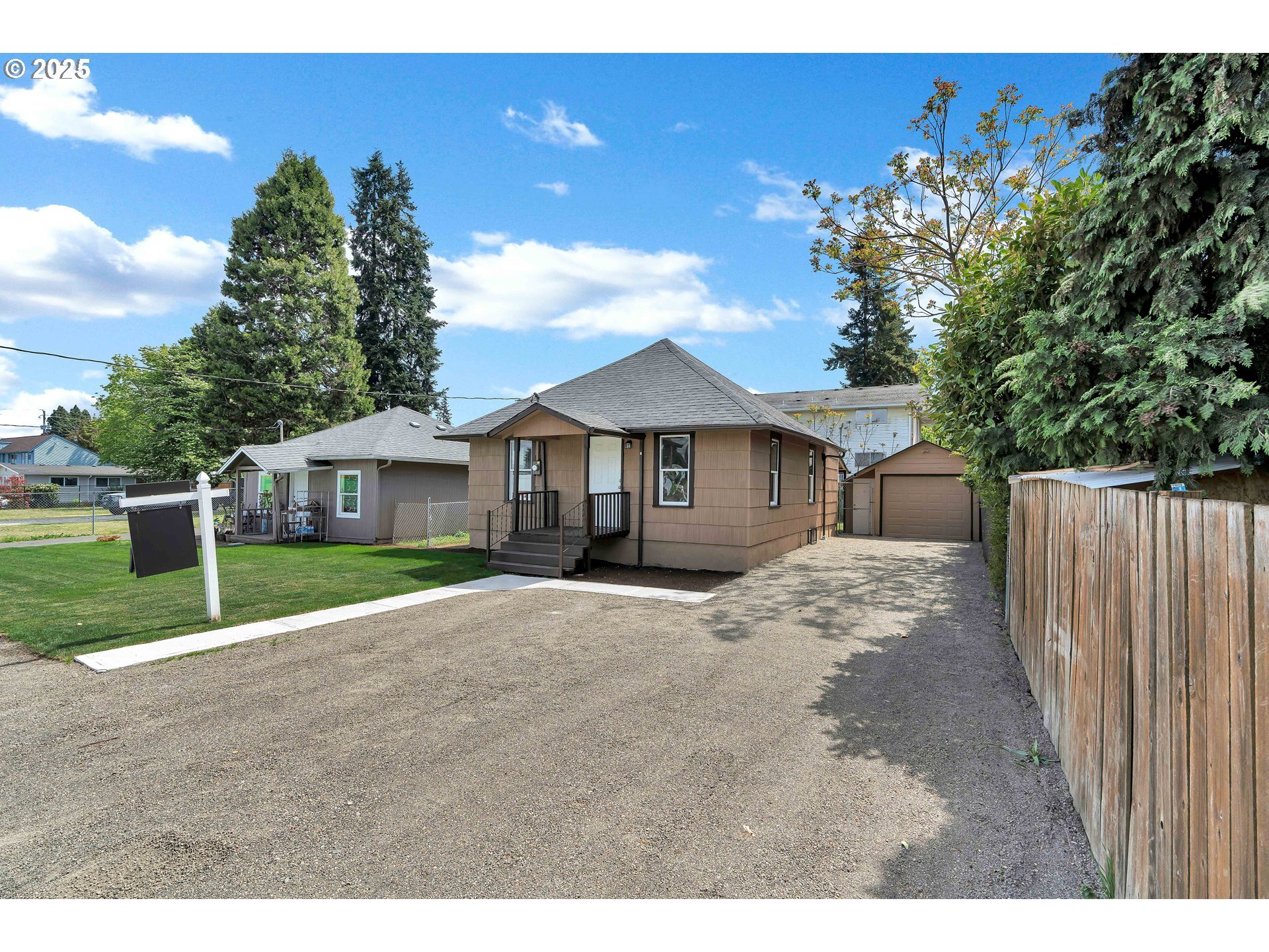 Property Photo: 2101 E 27th St WA 98660
