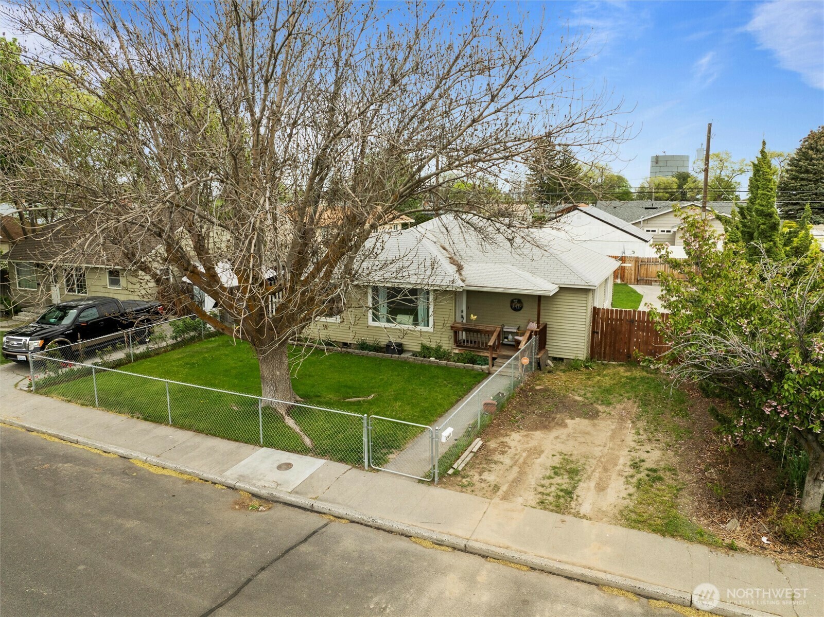Property Photo: 18 F Street SE WA 98823