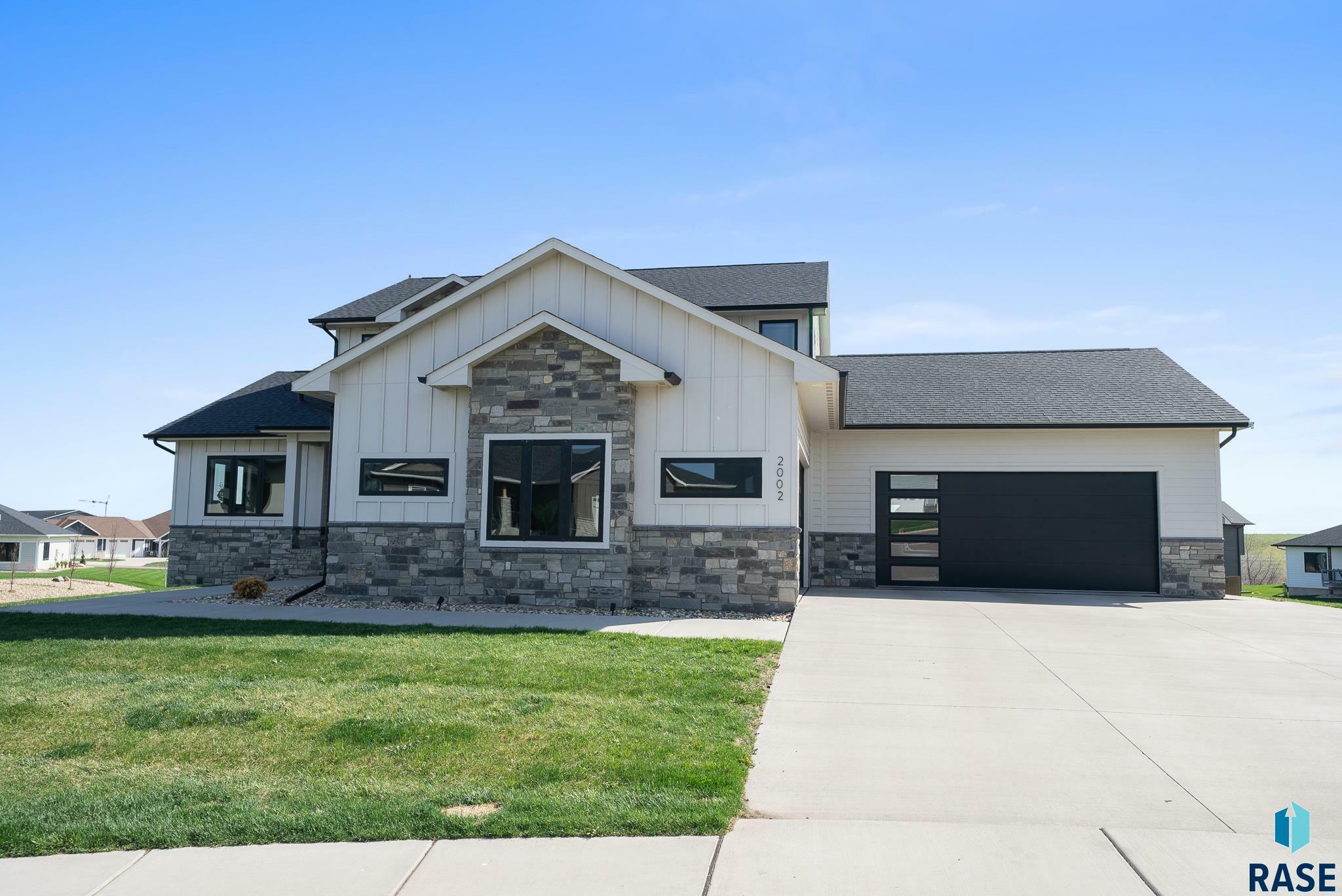 Property Photo: 2002 S Meadowview Cir SD 57110