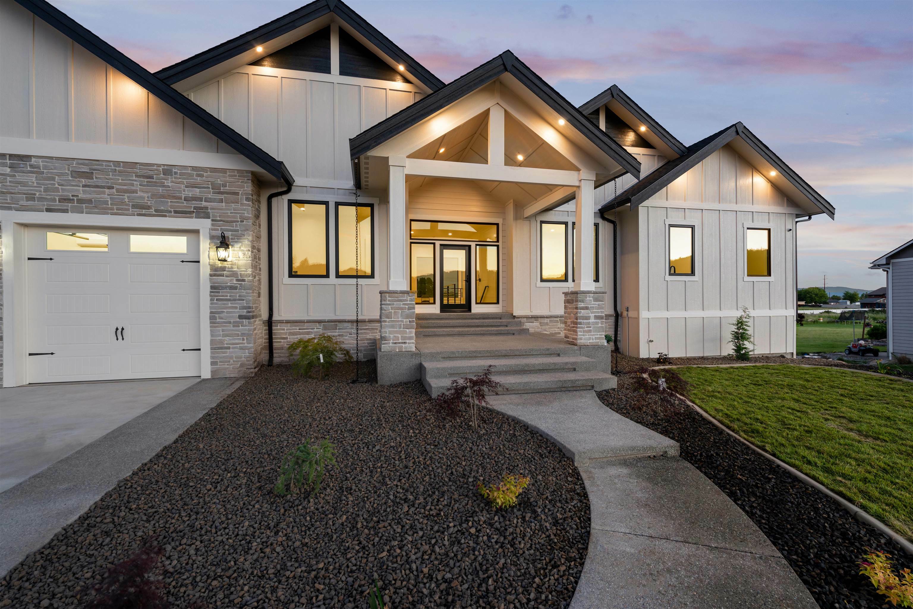 Property Photo: 20724 E Happy Trails Ln WA 99027