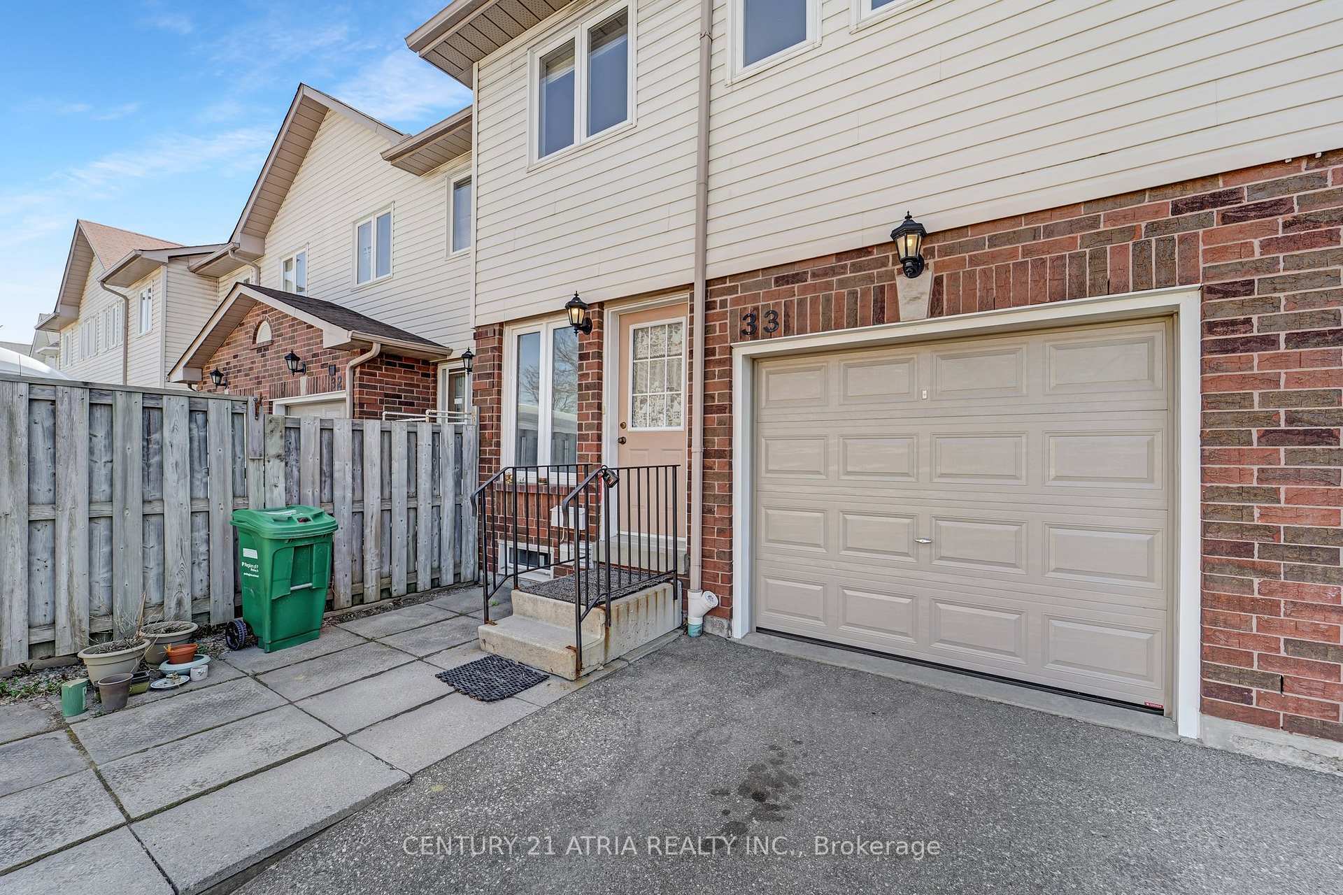 Property Photo: 1485 Torrington Drive 33 ON L5V 1Y3