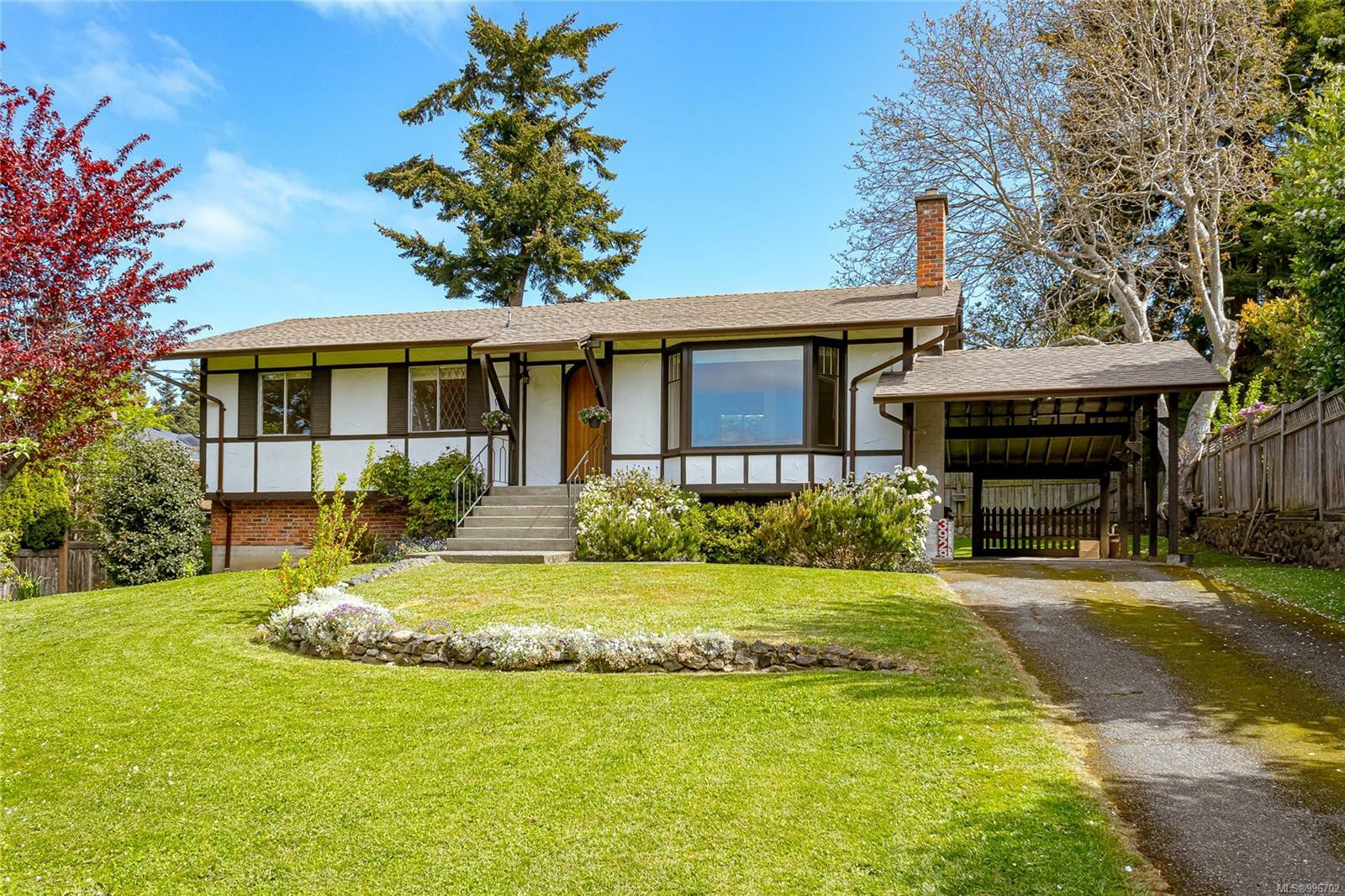 Property Photo: 3928 Cadboro Bay Rd BC V8N 4G9