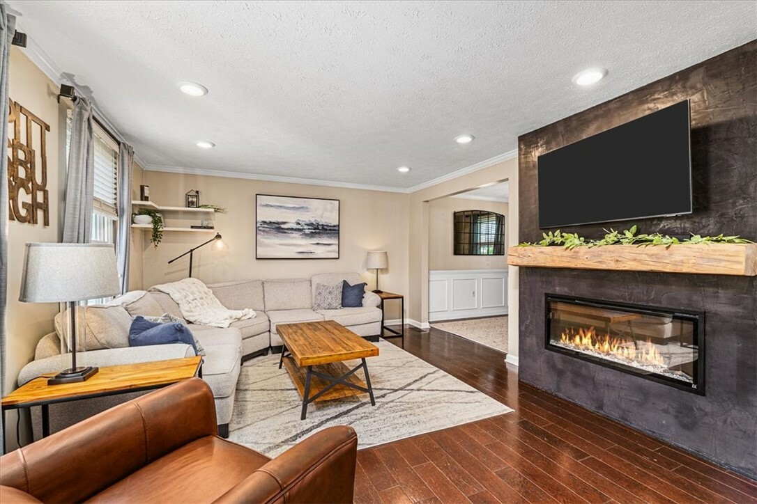 Property Photo: 521 Sarah Dr PA 16066
