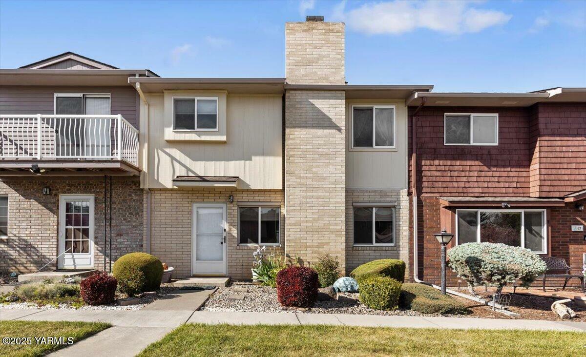 Property Photo:  100 N 56th Ave 20  WA 98908 