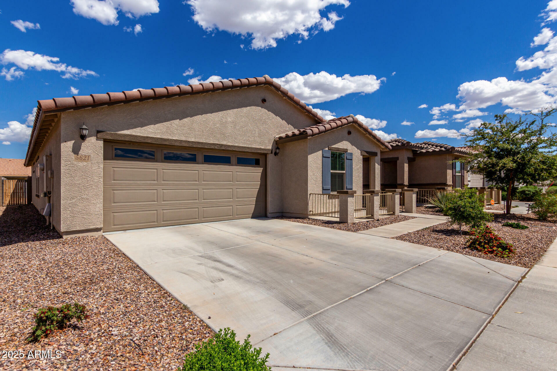 Property Photo: 5621 S 30th Glen AZ 85041