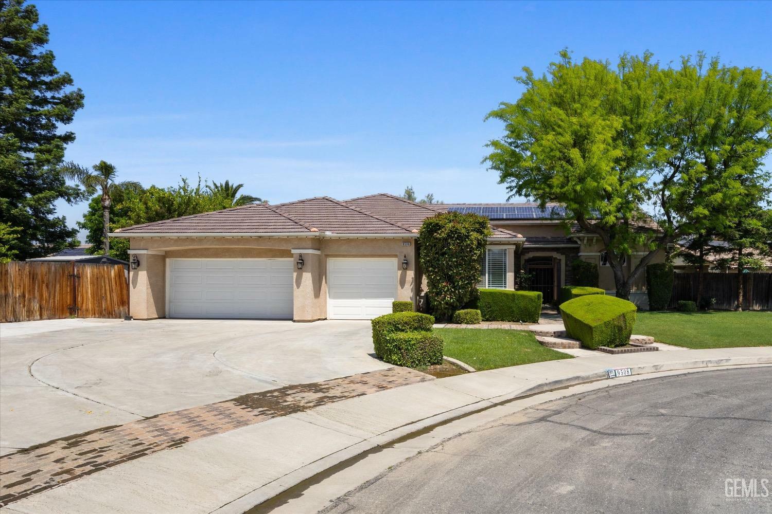 Property Photo: 9508 Canyon Lake Court CA 93312