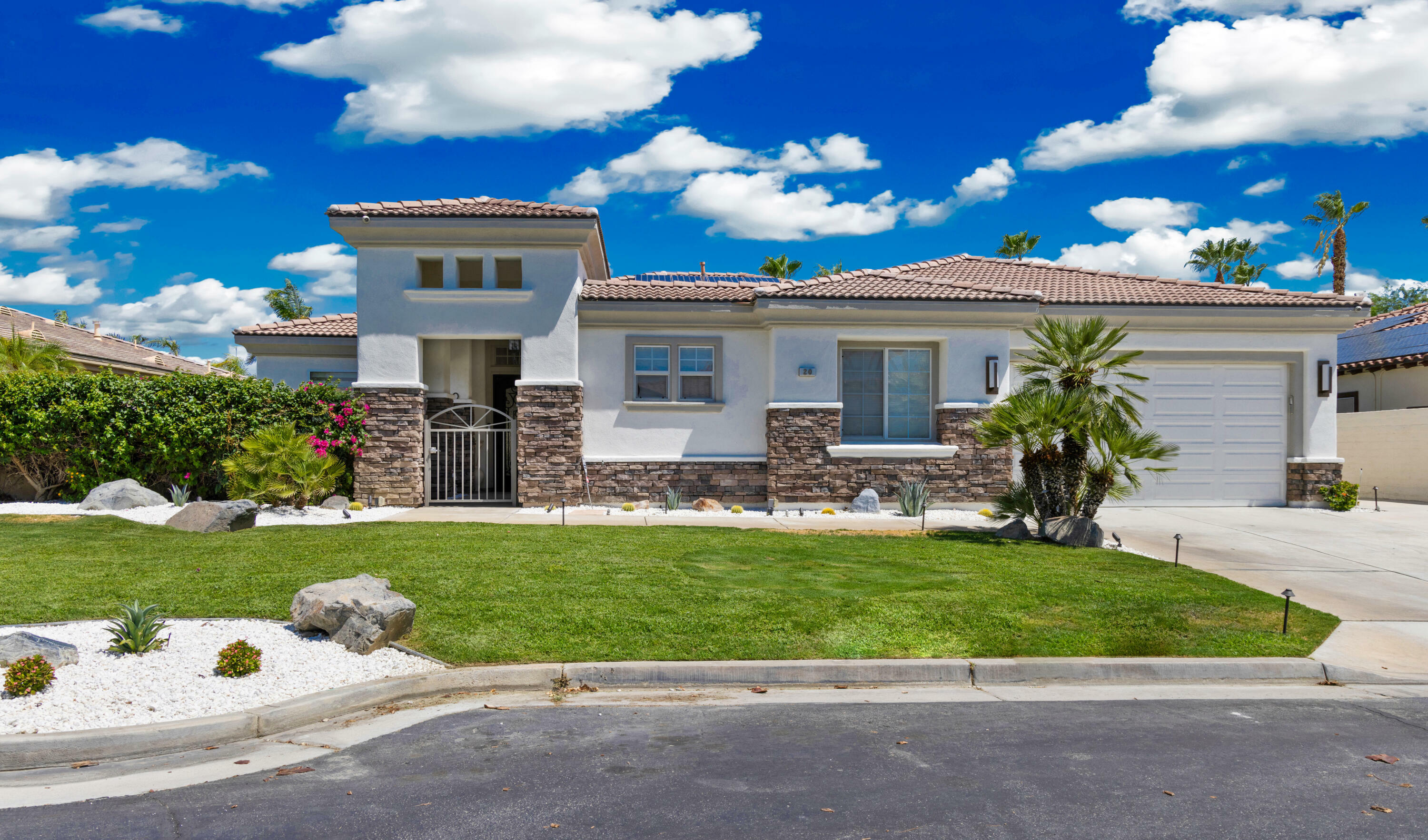 Property Photo: 20 Bellisimo Court CA 92270