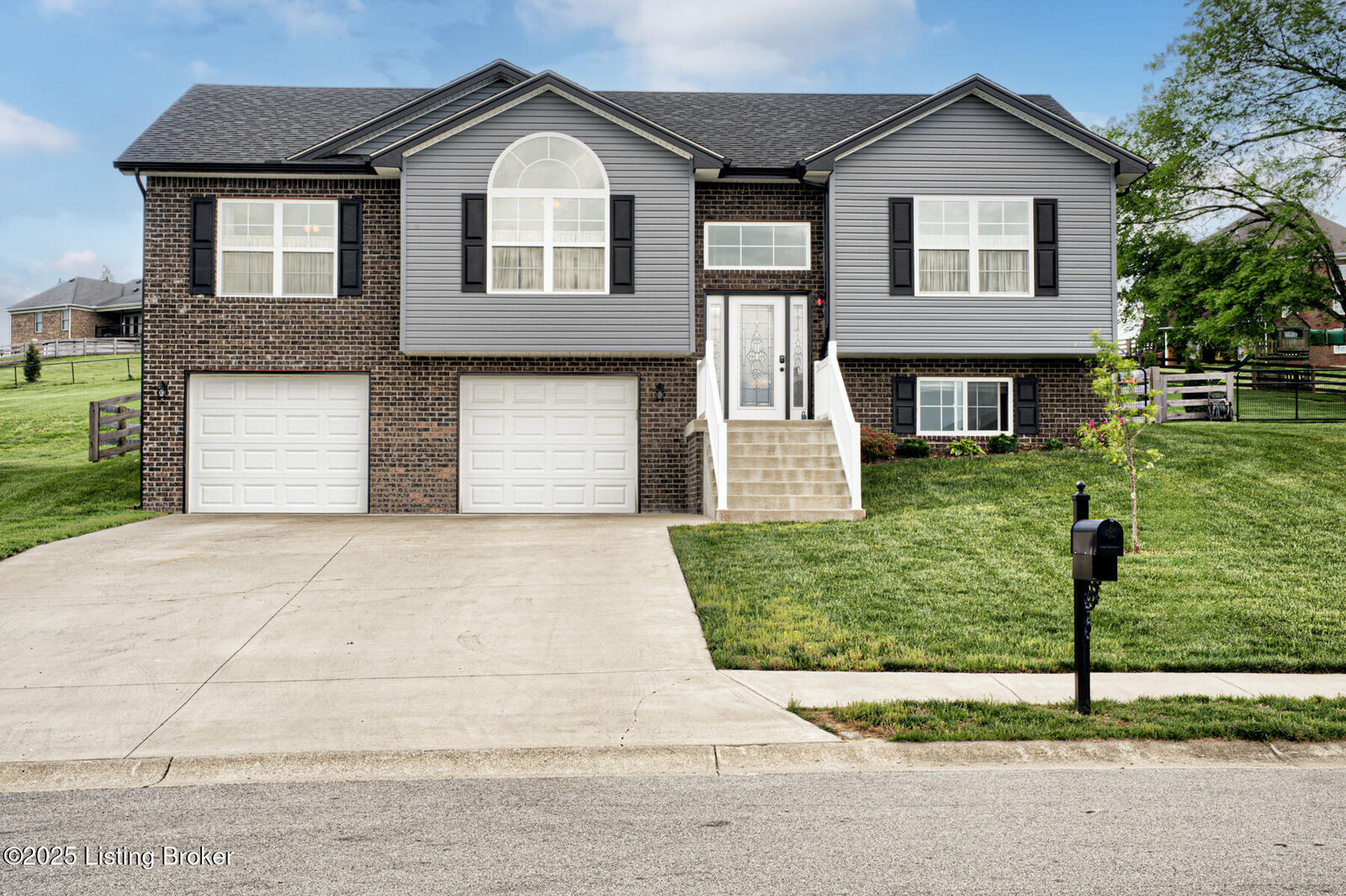 Property Photo: 240 Oak Leaf Ct KY 40071