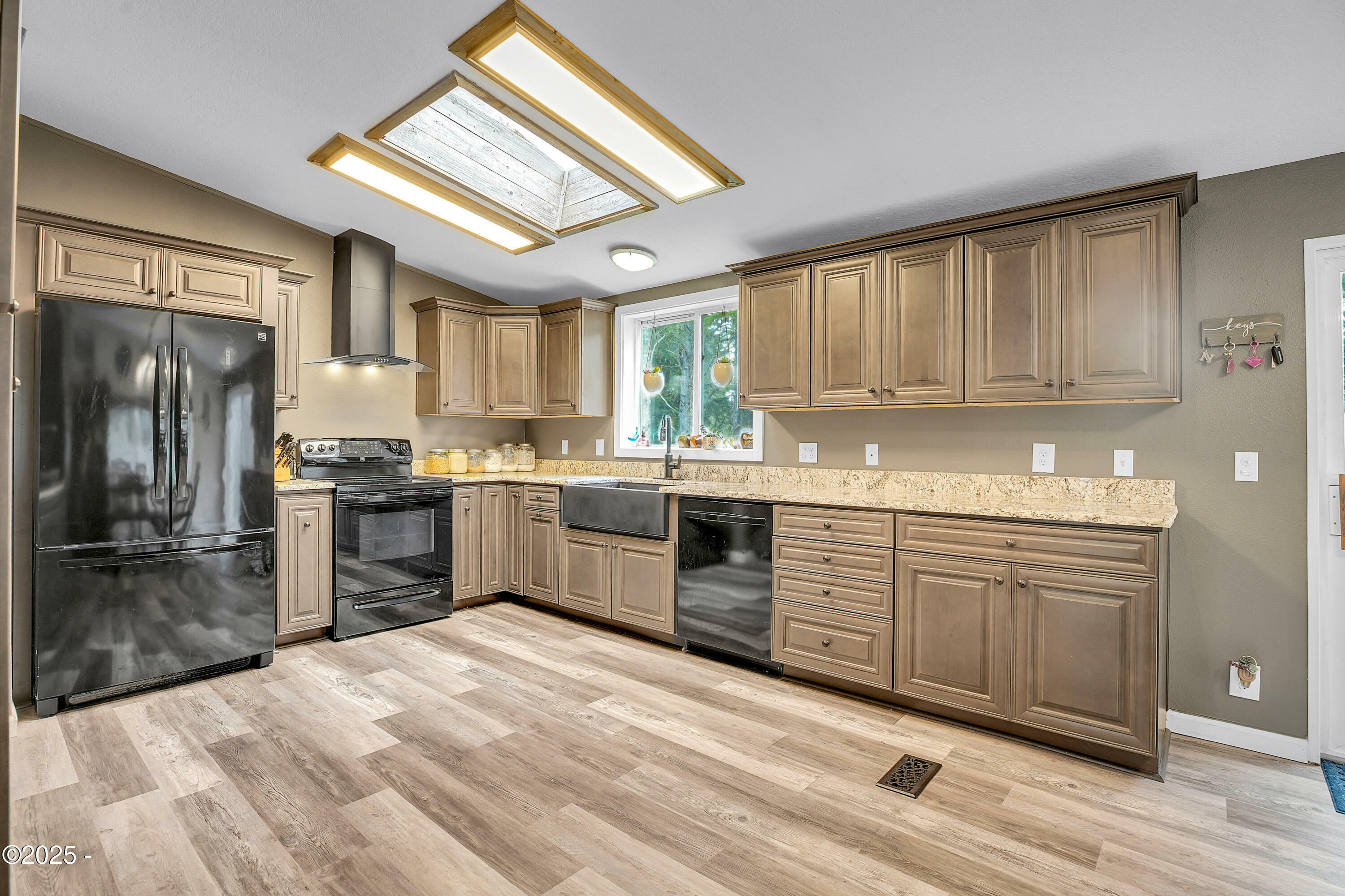 Property Photo: 75 Spruce Court OR 97341