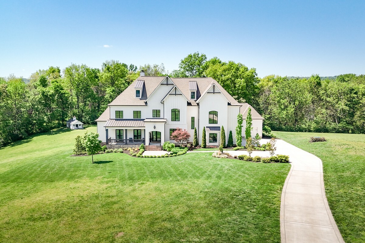 Property Photo: 5026 Hilltop Ln TN 37046