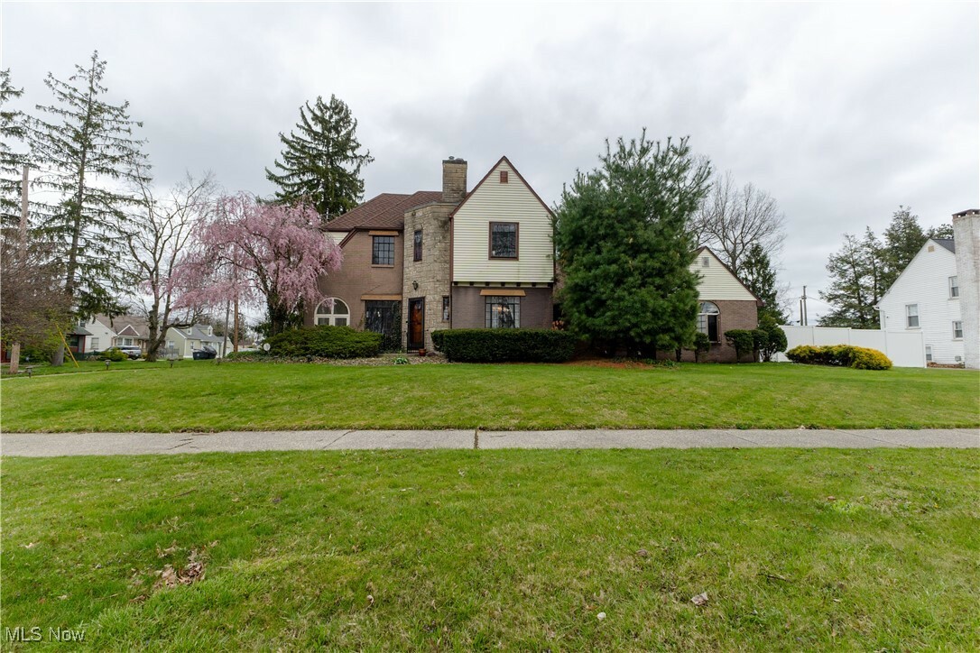 Property Photo: 254 Genesee Avenue NE OH 44483
