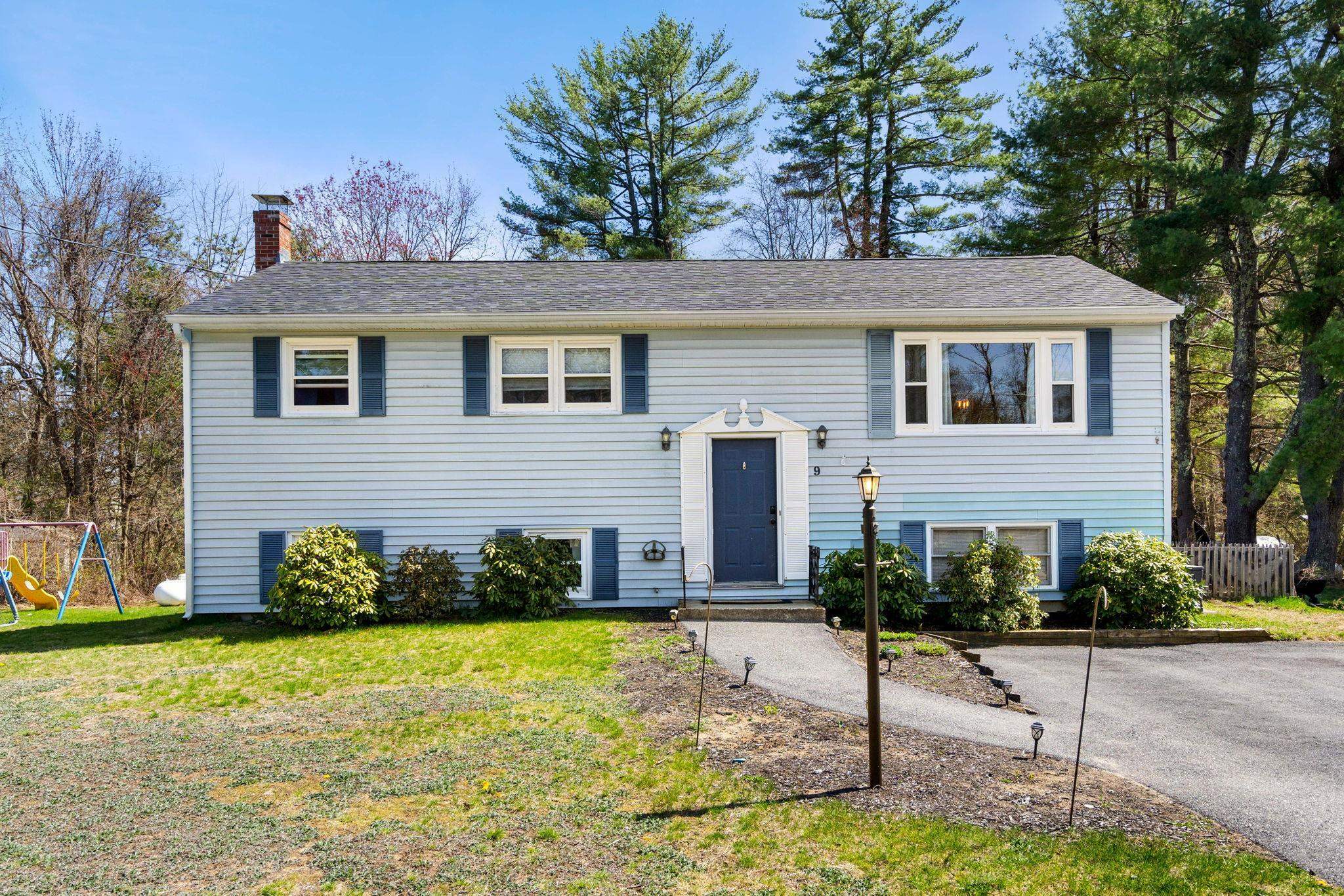 Property Photo: 9 Carriage Lane NH 03054