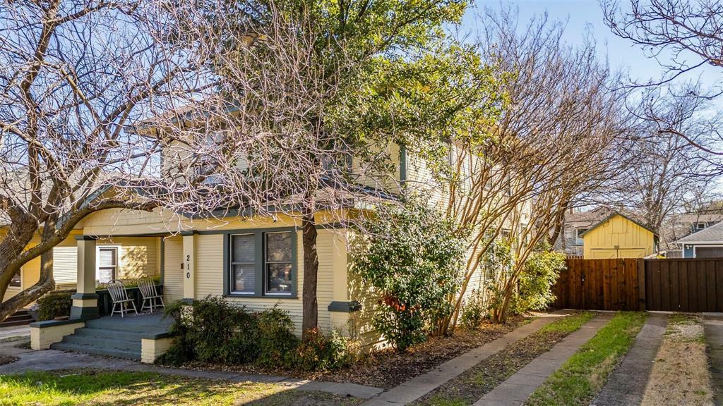Property Photo: 210 S Rosemont Avenue B TX 75208