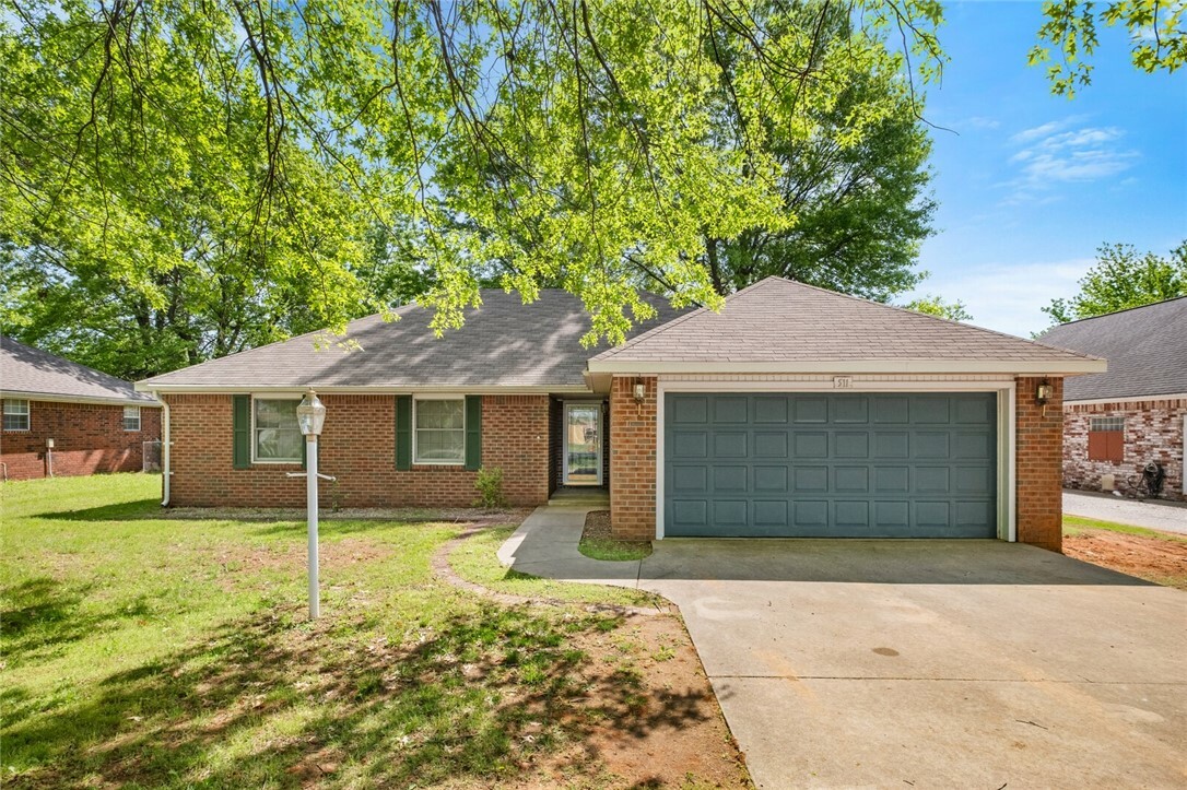 Property Photo: 511 N Oakwood Street AR 72745