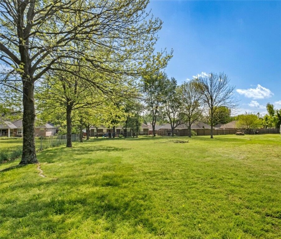 Property Photo: 511 N Oakwood Street AR 72745