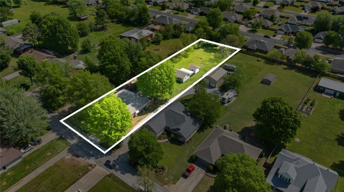 Property Photo: 511 N Oakwood Street AR 72745