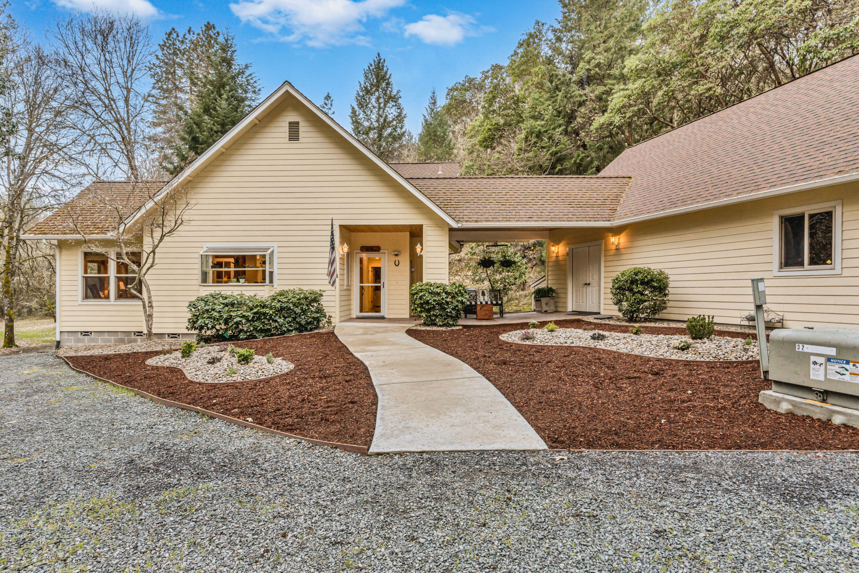 Property Photo: 780 Pinecrest Drive OR 97526