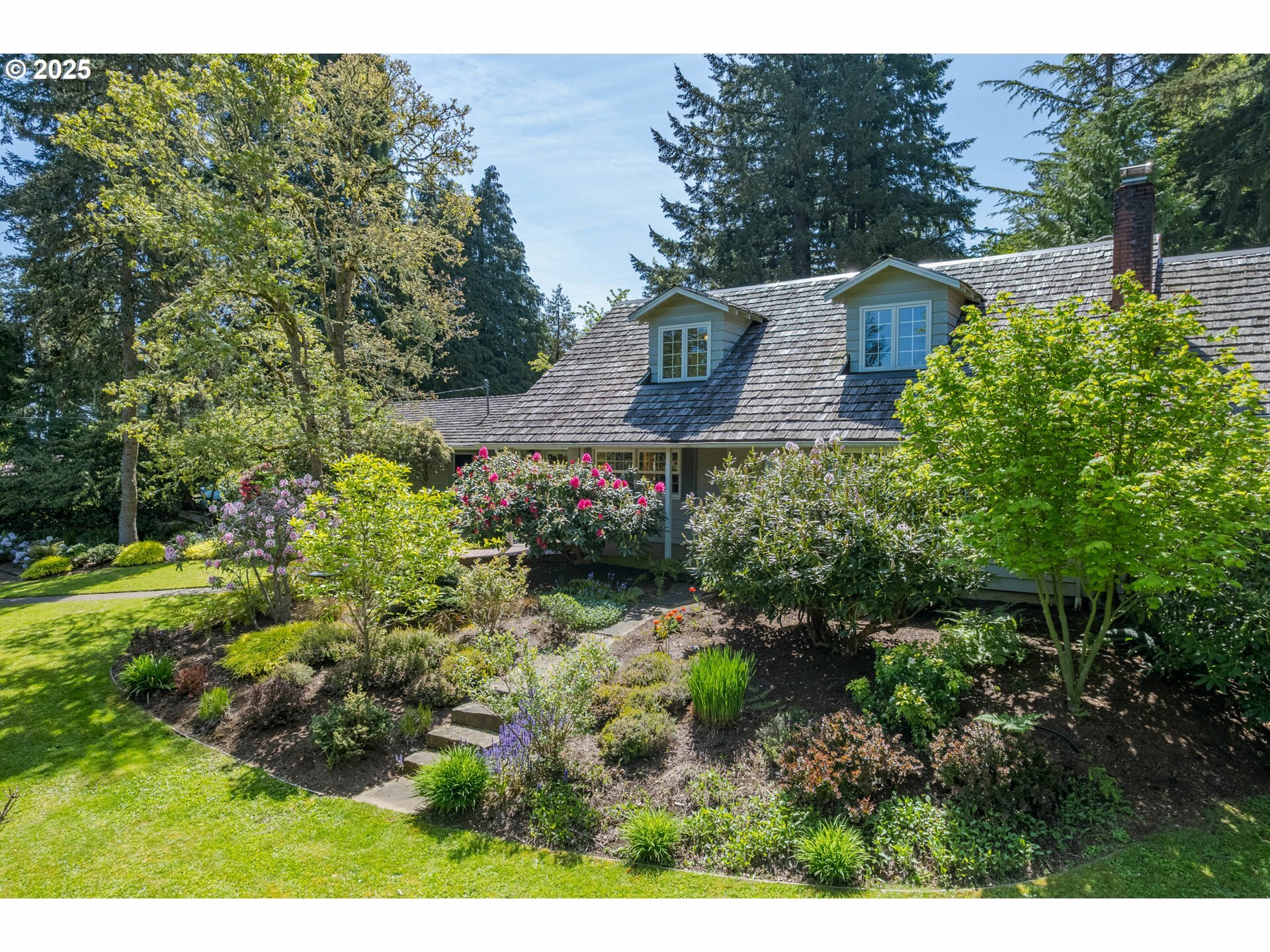 Property Photo: 888 Crest Dr OR 97405