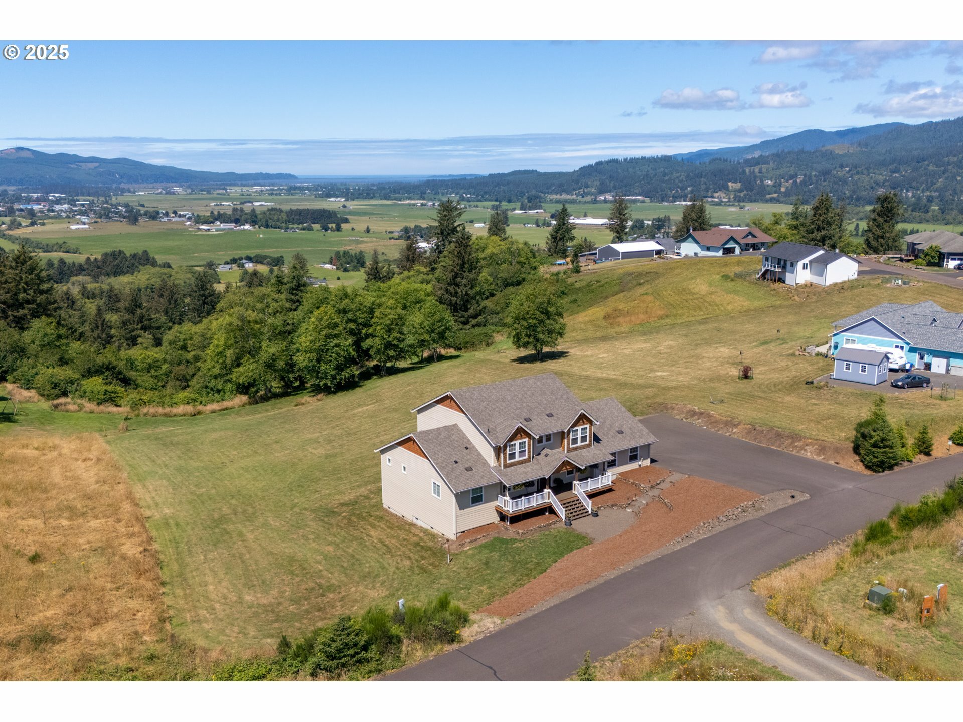 Property Photo: 810 Marvin Rd OR 97141