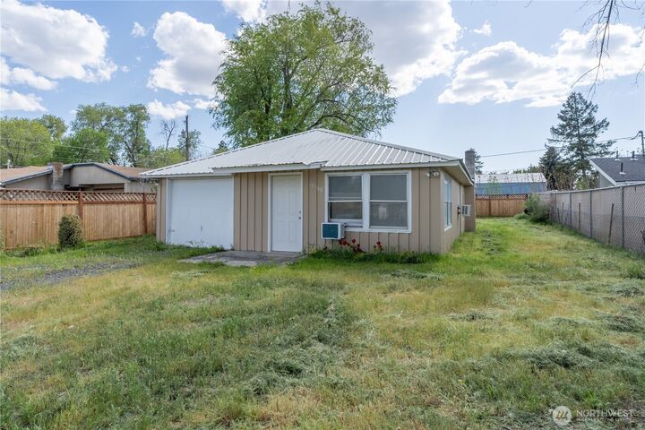 Property Photo:  19160  Franklin Street NW  WA 98851