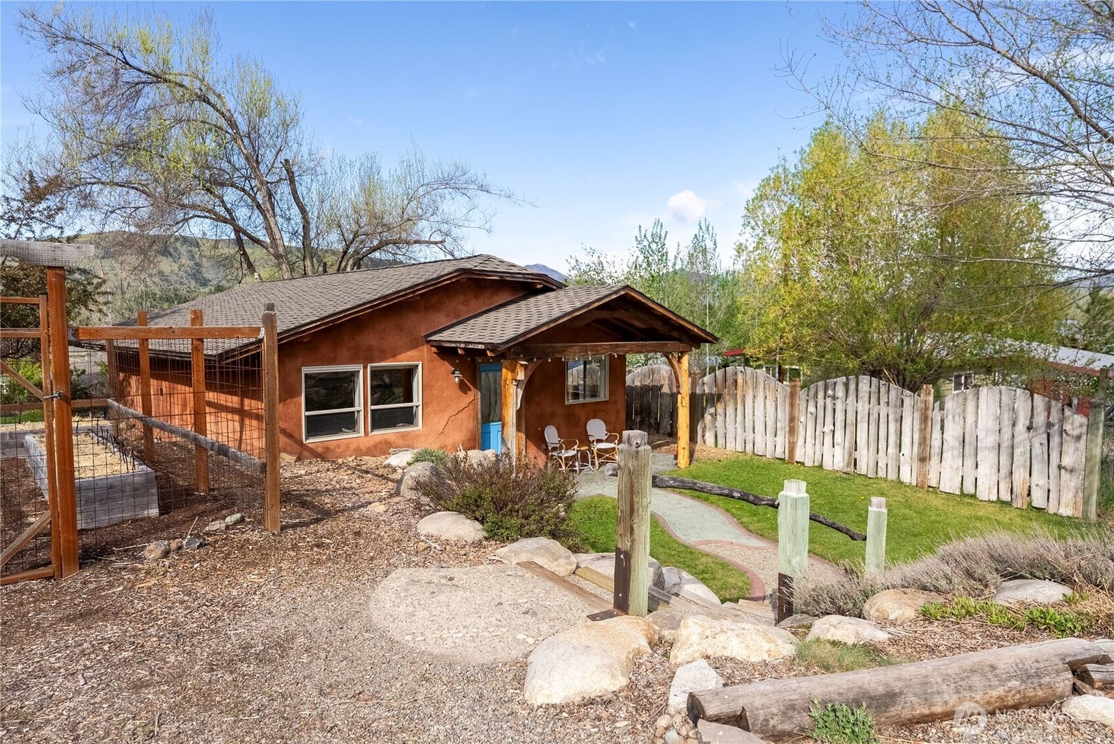 Property Photo: 811 Filer Avenue WA 98862