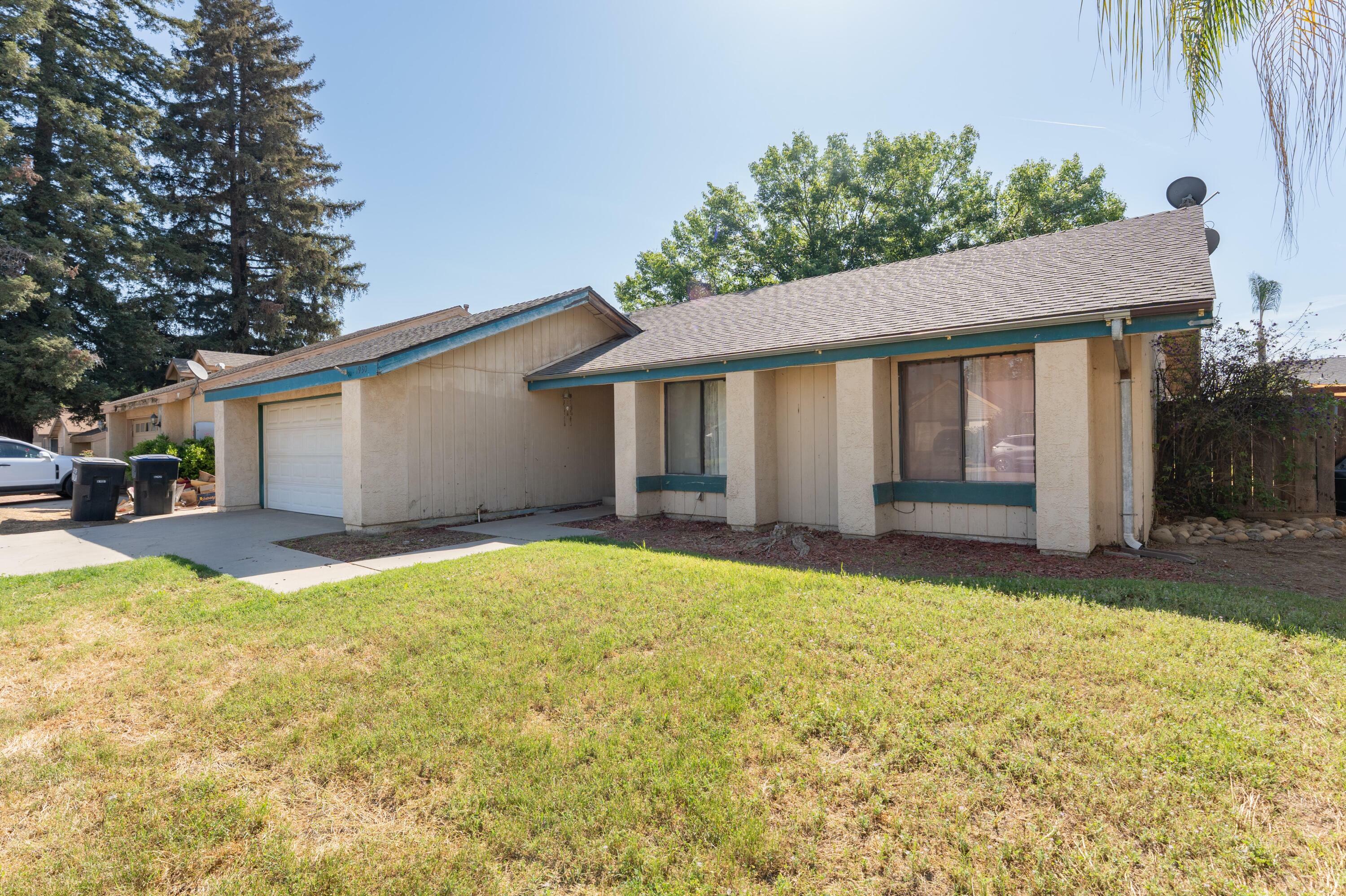 Property Photo: 1930 E Andrea Court CA 93292