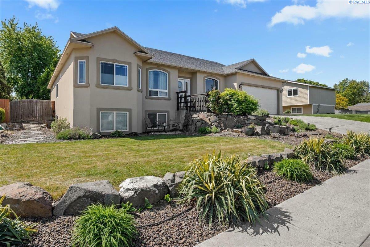 Property Photo: 311 Tieton St WA 99352